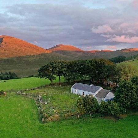 Thistle Thatch Cottage And Hot Tub - Mourne Mountains Newcastle  Bagian luar foto